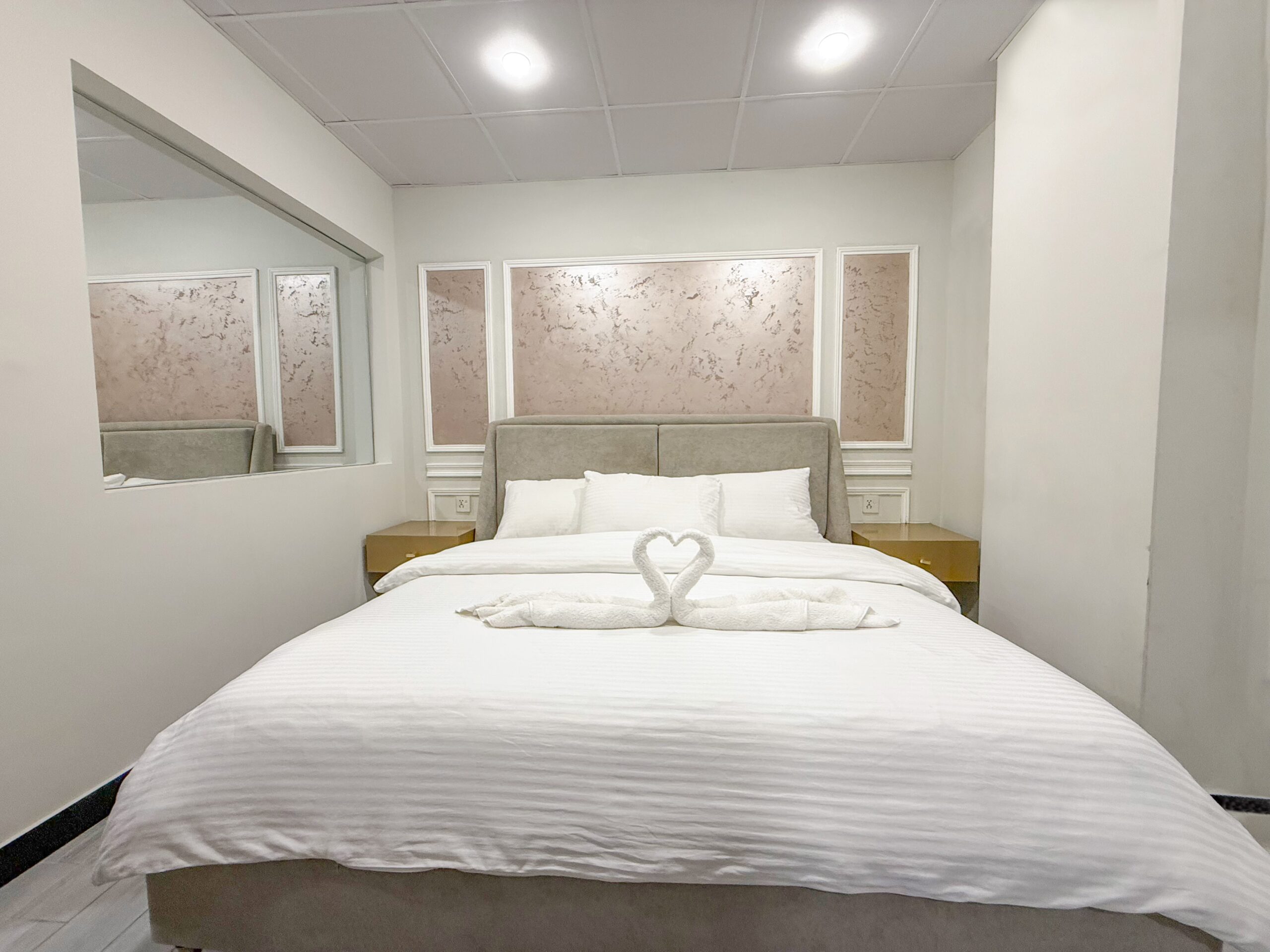 Queen Room
