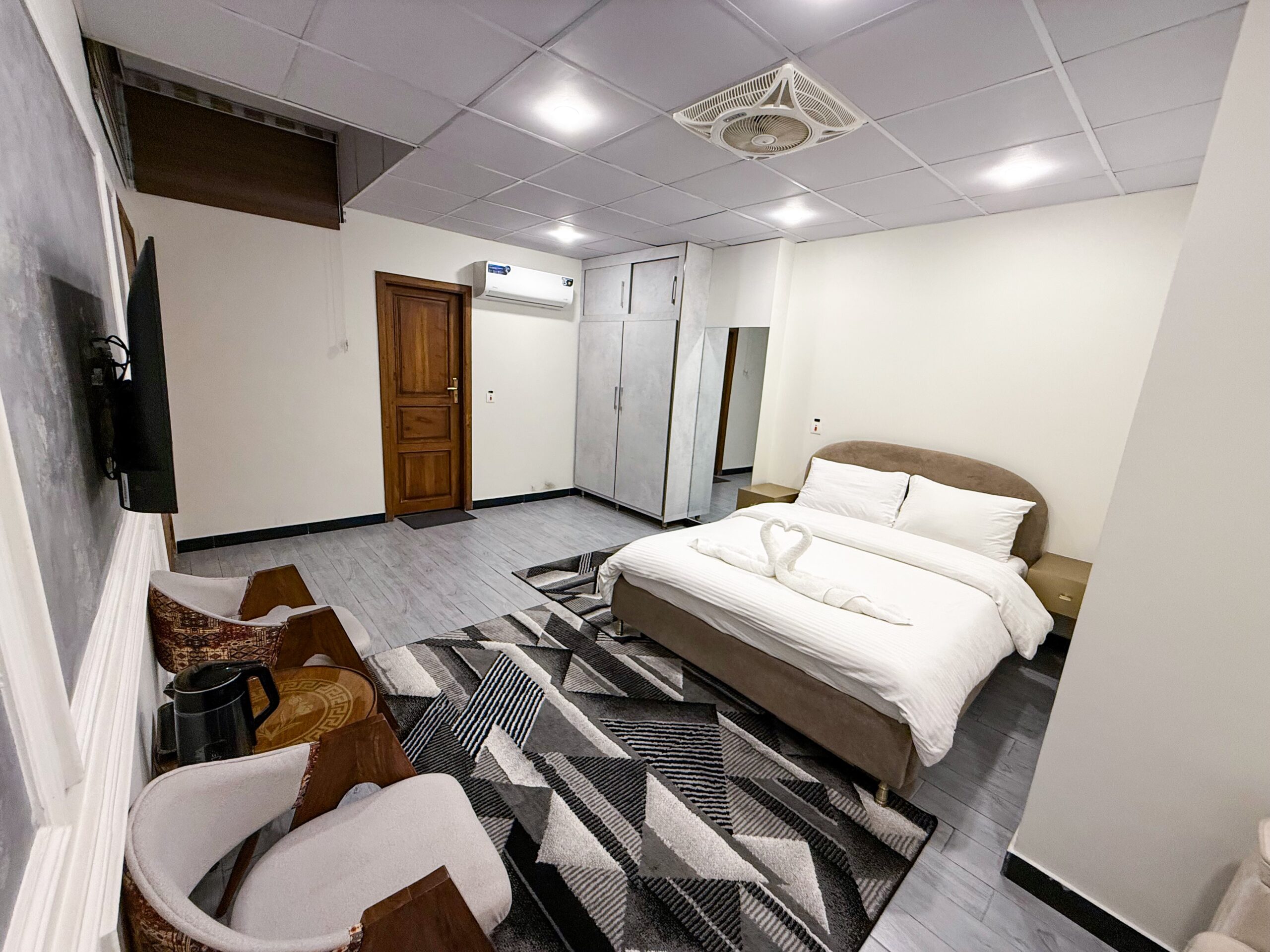 Standard Queen Room
