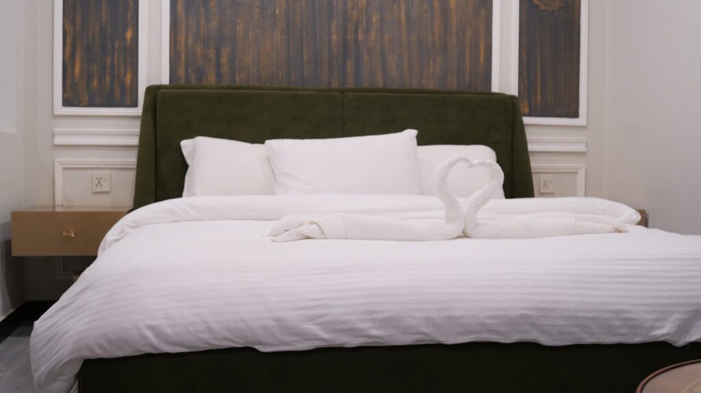 Deluxe hotel room in Islamabad with soft bedding and modern interior